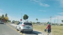 Imagen de Una camioneta no respetó la nueva bicisenda del Canal Grande en Roca