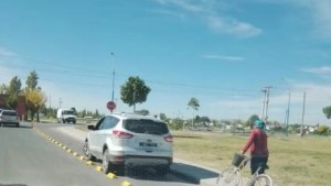 Desde el municipio de Roca explicaron por qué una camioneta estaba sobre la bicisenda