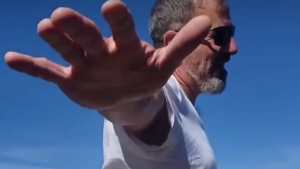 Video: Haciendo «el avioncito» un funcionario de Neuquén promocionó un show aéreo