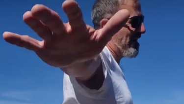 Ricardo Corradi Diez rendirá dentro de poco el examen para ser piloto. Foto: Captura video 