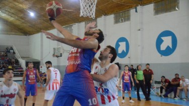 Agustín Sánchez ya le ganó la línea de fondo a Lucas Villanueva y anota un nuevo doble para Roca, que anoche superó en su reducto y de forma clara a Independiente. Foto Gino Avoledo