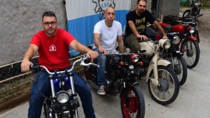 Los artesanos que rescatan joyas del motociclismo en Roca