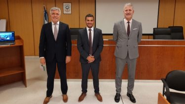 Lafuente, en el centro junto a los jueces Maugeri y Barotto. El abogado obtuvo 93,21 puntos en el concurso.