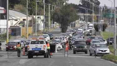 El tránsito fluye más lento para salir e ingresar a Neuquén por el puente nuevo que une con Cipolletti (foto Yamil Regules)
