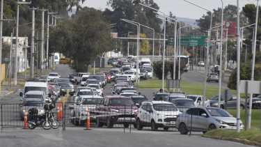 El tránsito para cruzar hacia Cipolletti fue redireccionado hacia el puente nuevo, de 3 carriles, que se usan para ingresar a Neuquén (foto Yamil Regules)