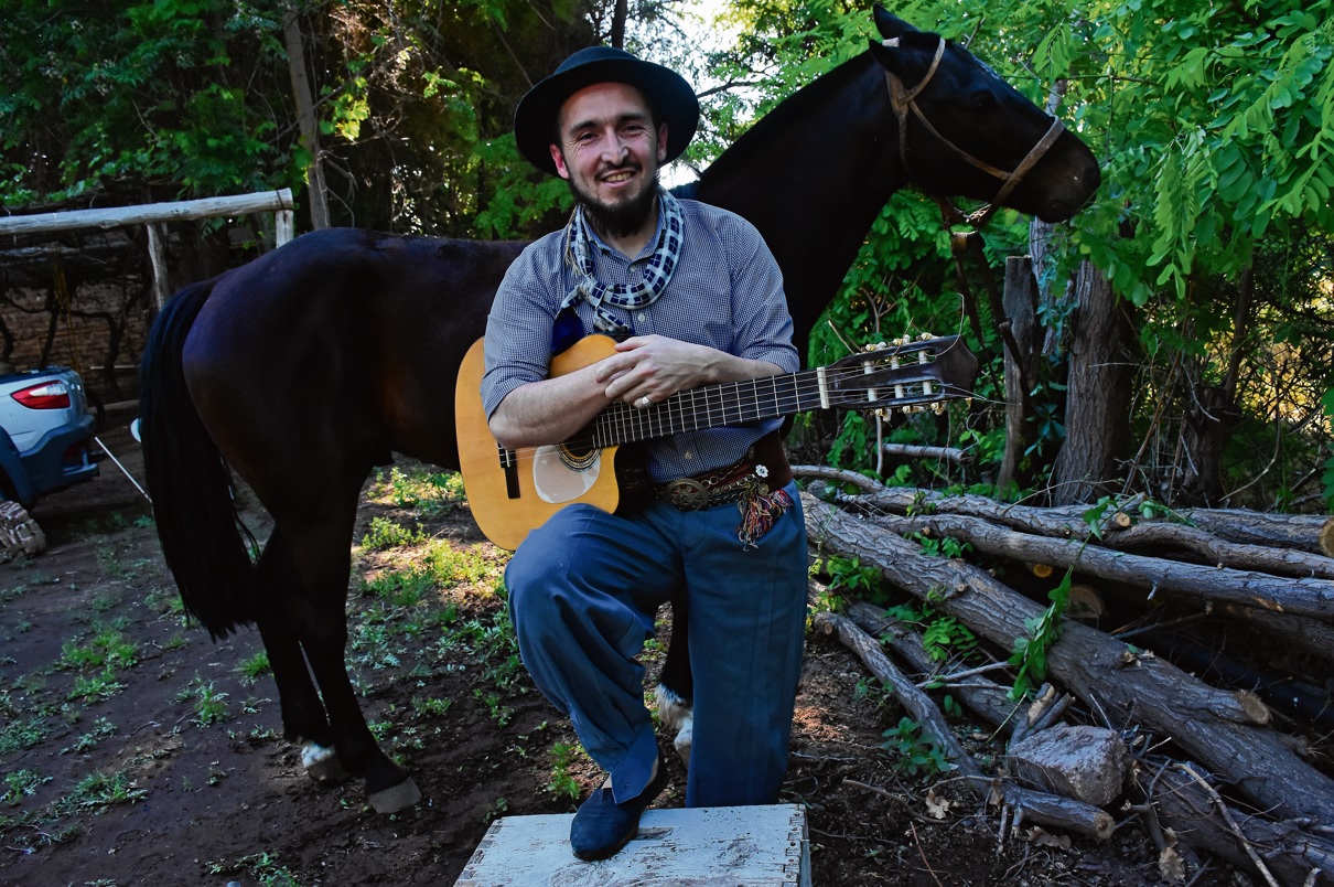 Nico tiene sus caballos en un Stud en la zona de Paso Córdoba donde además ensaya con su guitarra. Foto Andrés Maripe