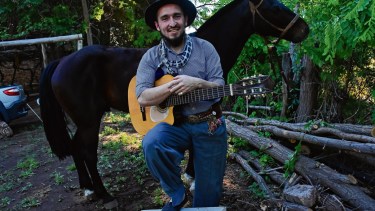 Nico tiene sus caballos en un Stud en la zona de Paso Córdoba donde además ensaya con su guitarra. Foto Andrés Maripe