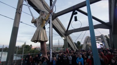 El festival en el puente carretero que une Cipolletti con Neuquén. Foto: Oscar  Livera.