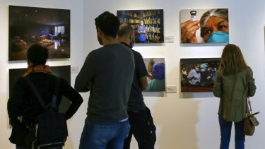 La exposición es libre y gratuita, y permanecerá abierta hasta el 22 de abril en el Centro Municipal de Cultura y el Concejo Deliberante de Viedma. Foto: Marcelo Ochoa.