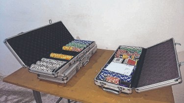 La policía logró secuestrar todos los elementos utilizados durante la partida de póker que se estaba llevando adelante en barrio Belgrano. Foto archivo