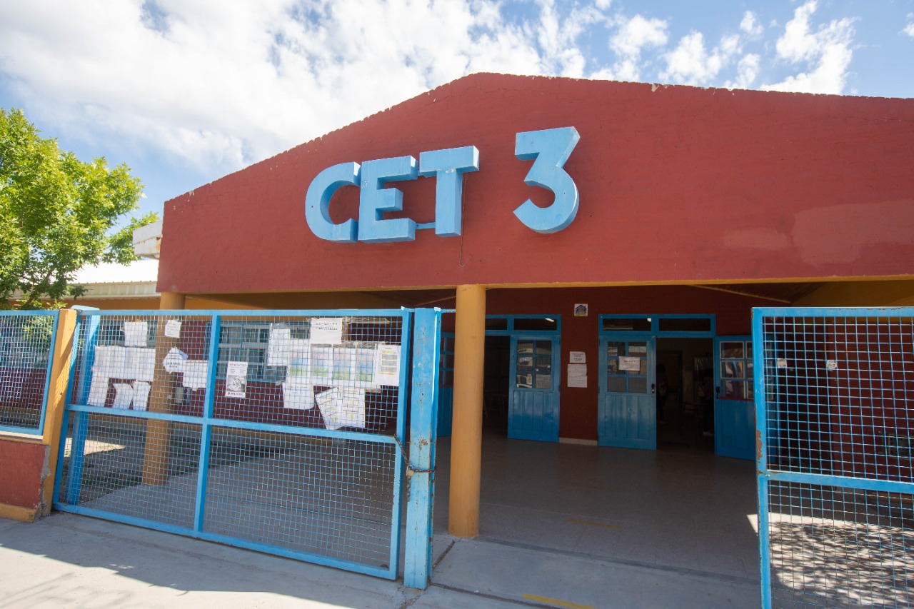 Los directivos del CET 3 brindaron su apoyo al joven ex alumno. Foto archivo