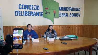 Luis Figueroa y Milagros Chirino, concejales de Juntos Somos Río Negro, en la conferencia de esta mañana. (Foto: Néstor Salas) 