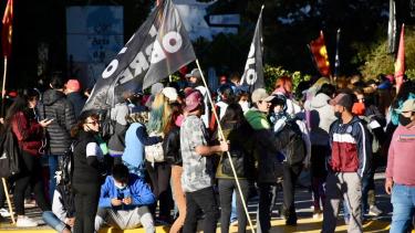 Video: bloquean el centro de Neuquén con una marcha por planes sociales