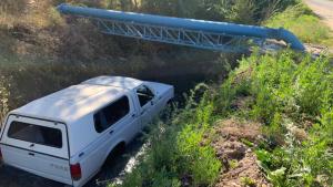 Camioneta cayó a un desagüe y rompió un acueducto en Roca