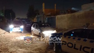 En un auto robado, cruzaron un semáforo en rojo y después escaparon a pie en el oeste neuquino