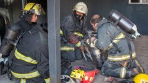 Imagen de Bomberos de Roca rescataron a un perrito en un incendio tras realizarle maniobras de RCP