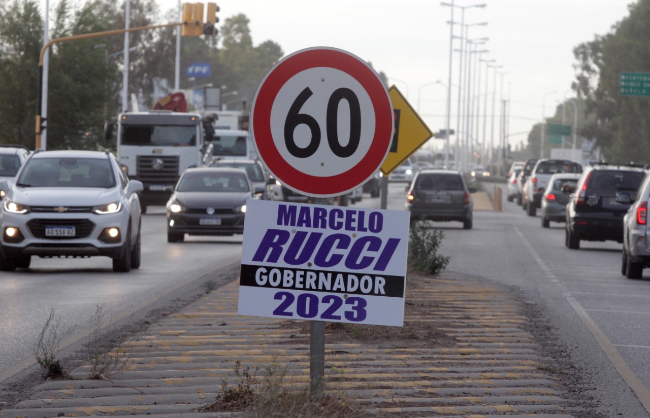 Los carteles que proponen a Marcelo Rucci para gobernador en 2023 se multiplicaron en Neuquén. Foto: Oscar Livera.
