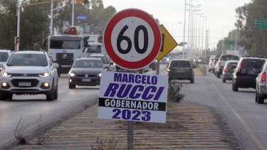 Los carteles que proponen a Marcelo Rucci para gobernador en 2023 se multiplicaron en Neuquén. Foto: Oscar Livera.