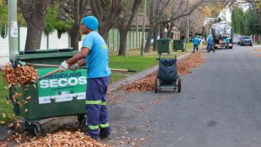 Con el lanzamiento del "operativo otoño", Neuquén habilitó a los vecinos a podar. (Foto prensa municipio).-