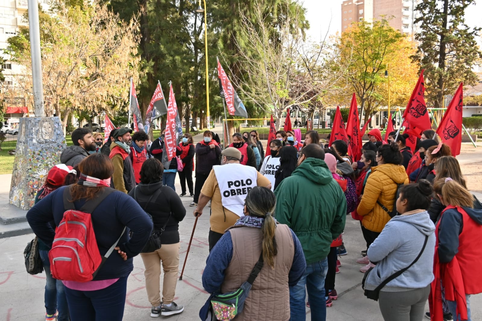 La conferencia de prensa se realizó esta mañana en la plaza San Martín de Cipolletti. Foto: Flor Salto. 