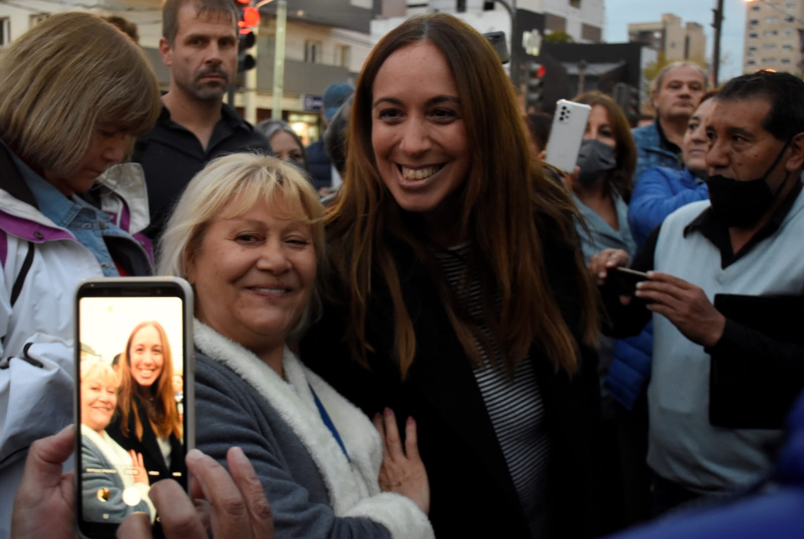  María Eugenia Vidal repartió selfies la semana pasada en Neuquén.