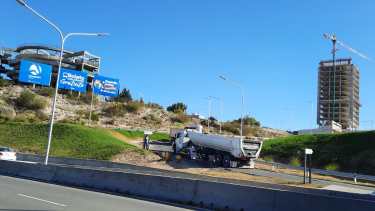 Otro camión quedó atascado en el nodo vial de Neuquén