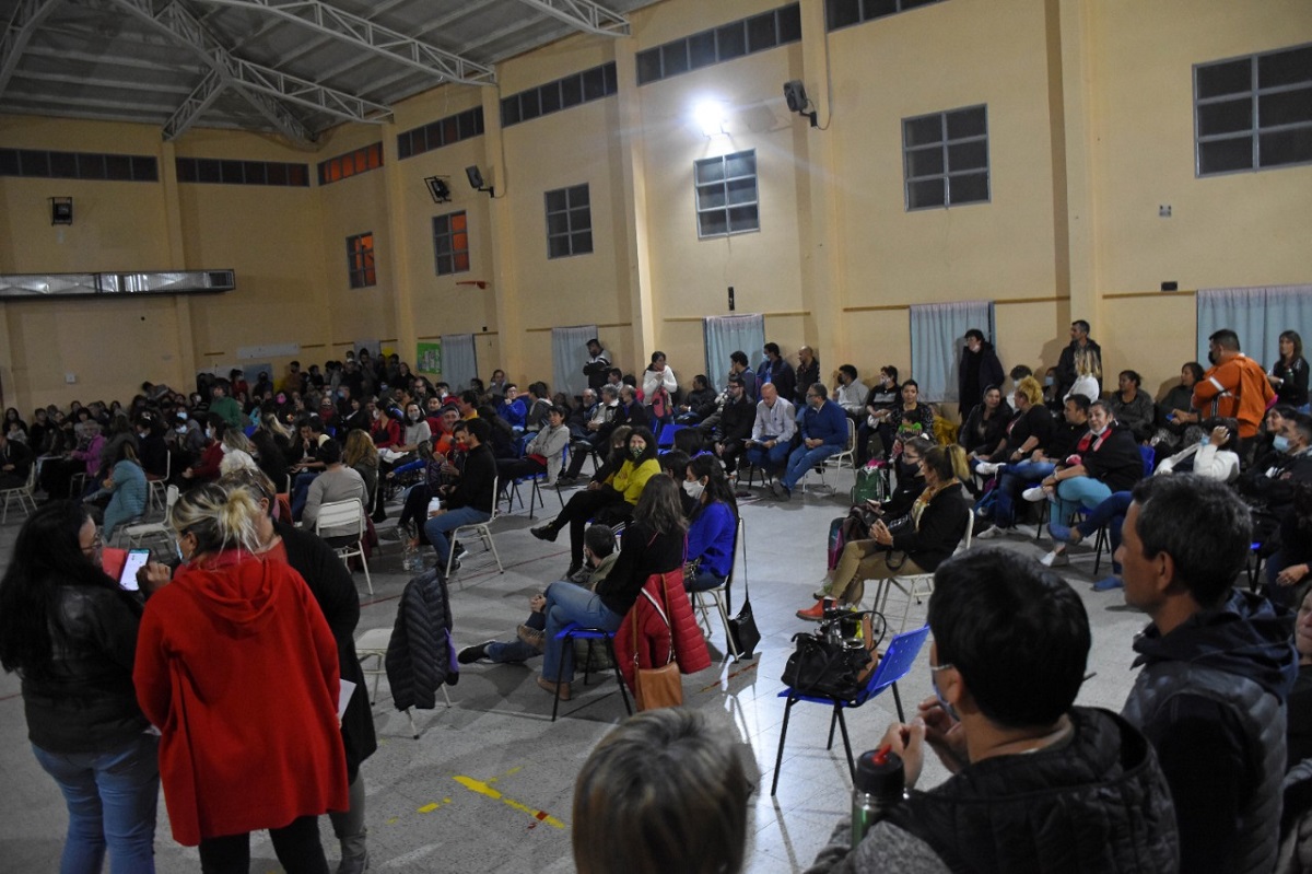 Multitudinaria asamblea docente de Roca que anoche rechazó la oferta salarial como mandato al Congreso de Regina. Foto: Andrés Maripe.