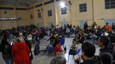 Multitudinaria asamblea docente de Roca que anoche rechazó la oferta salarial como mandato al Congreso de Regina. Foto: Andrés Maripe.