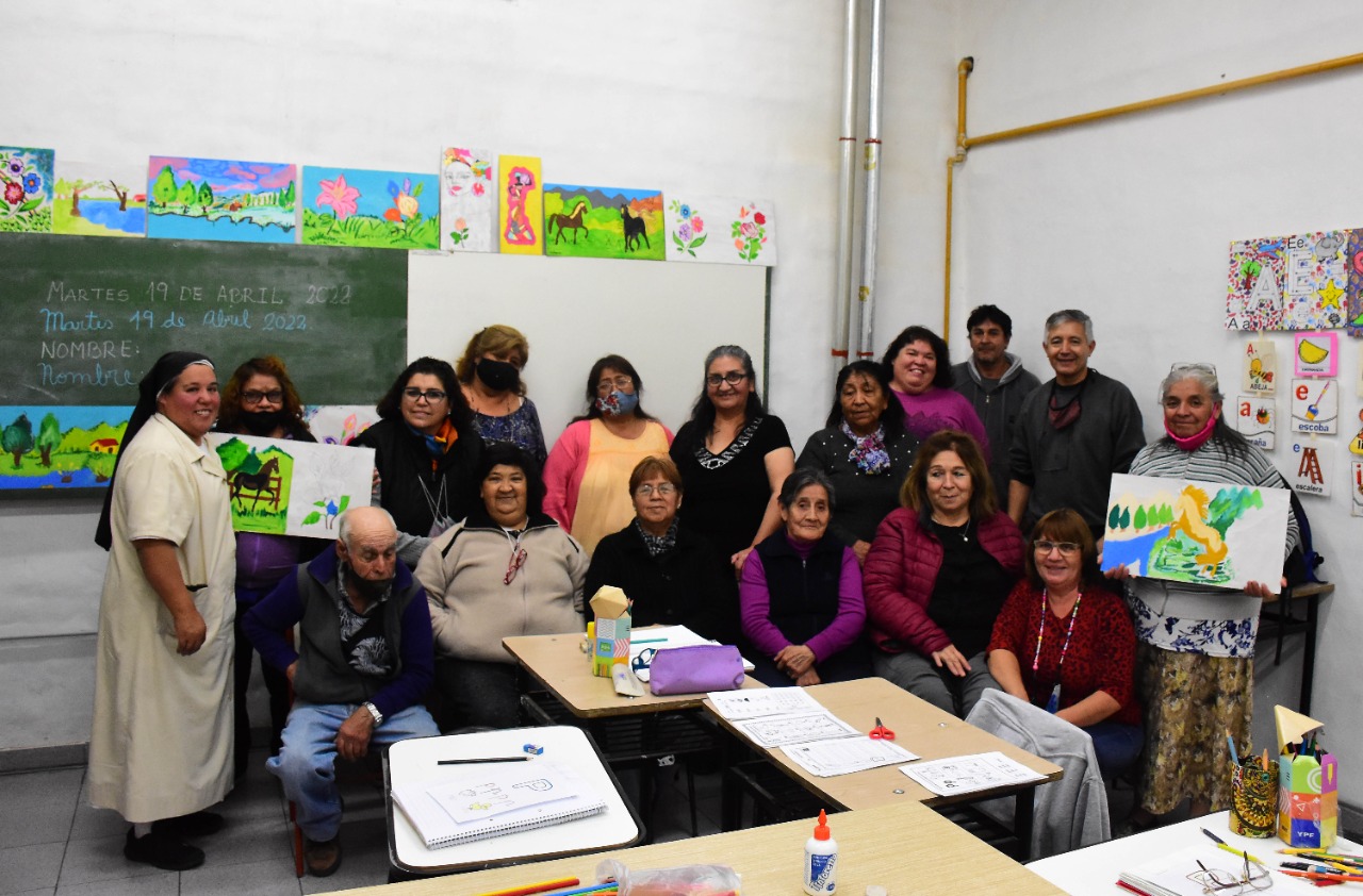 Todos los estudiantes de la escuela primaria junto a sus maestros. Foto Andrés Maripe
