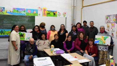 Todos los estudiantes de la escuela primaria junto a sus maestros. Foto Andrés Maripe