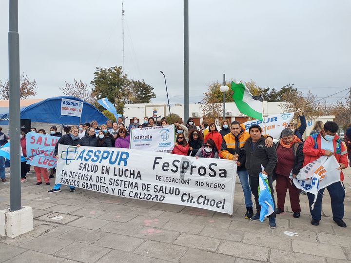 Ayer se concentraron frente al hospital y marcharon hasta la Ruta 250. 