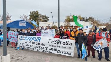 Ayer se concentraron frente al hospital y marcharon hasta la Ruta 250. 