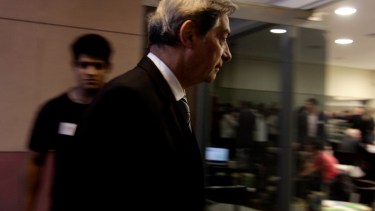 El presidente de la Corte Suprema de Justicia de la Nación, Horario Rosatti, ingresa presuroso al MNBA de Neuquén (foto Oscar Livera)