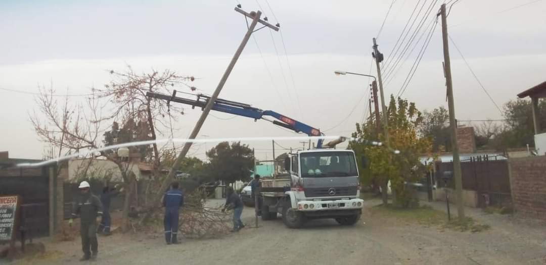 Defensa Civil trabaja en la localidad durante el temporal de viento. Foto: Municipalidad de Senillosa