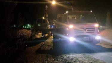 Un auto cayó a un desagüe en Plottier. Foto: Gentileza Municipalidad de Plottier 