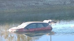Misterio en Cipolletti, buzos hallaron un auto que estaba sumergido hace varios días