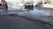 Imagen de Varias cuadras de líquidos cloacales complican a vecinos y comerciantes del centro de Roca