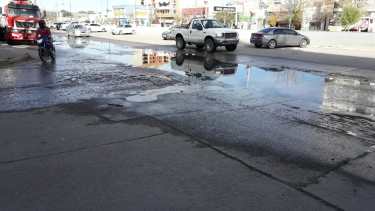 Casi cinco cuadras con líquidos de cloacas recorren el centro de Roca