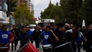 Colectivos: UTA levantó el paro en Roca y Bariloche, pero protesta en Neuquén