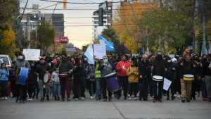 Policías y sus familias marcharon por aumentos salariales en Roca y Viedma