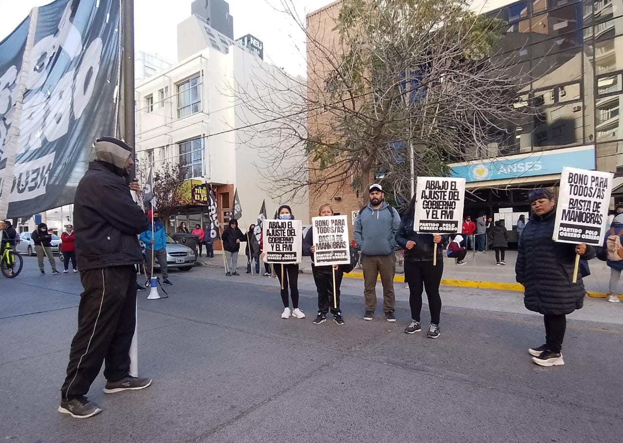 Esta mañana el PO se manifestó frente a la sede de Anses de Neuquén. El jefe de la regional, Pablo Todero, informó que la página está abierta las 24 horas y hay tiempo hasta el 7 de mayo. Foto: Gentileza
