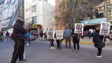 Esta mañana el PO se manifestó frente a la sede de Anses de Neuquén. El jefe de la regional, Pablo Todero, informó que la página está abierta las 24 horas y hay tiempo hasta el 7 de mayo. Foto: Gentileza
