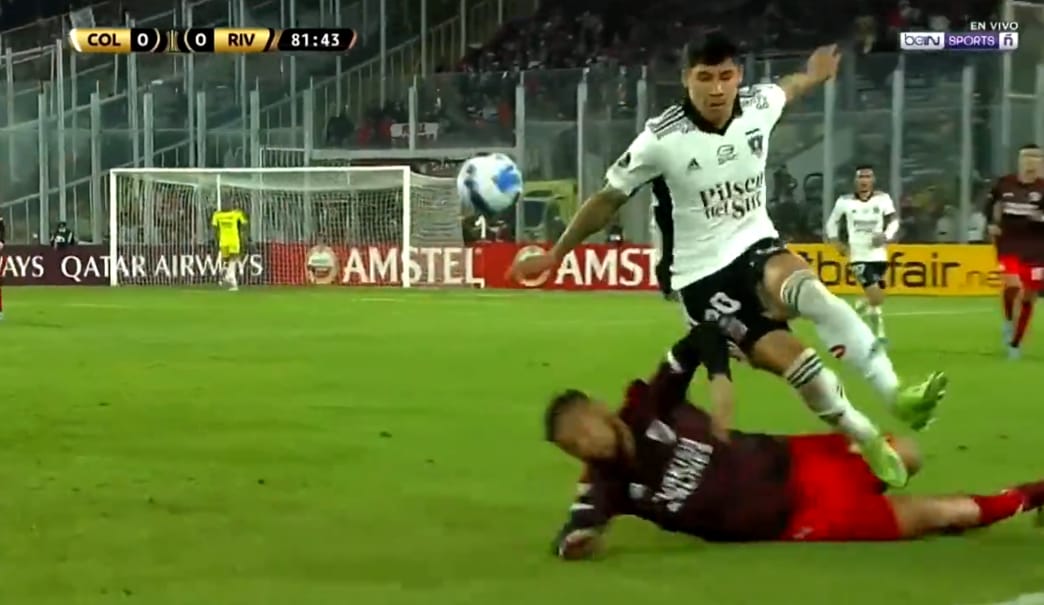 Paulo Díaz entró fuerte para quitarle el balón y luego vino el gol. Foto: Captura video