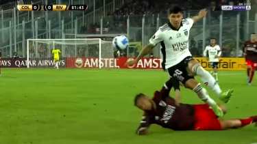 Paulo Díaz entró fuerte para quitarle el balón y luego vino el gol. Foto: Captura video