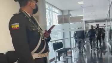 Por una amenaza de bomba, legisladores y administrativos fueron evacuados. Foto: Twitter @ecuainm_oficial