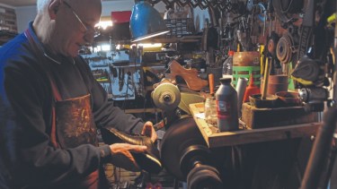 Rubén Darío Avilés Heiland con mucho cuidado lustra las zapatillas en la máquina paulina para luego entregarlas al cliente. Fotos Andrés Maripe