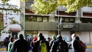 Cortes en Neuquén: Estatales protestan en el ministerio de Economía y vecinos reclaman los servicios