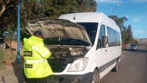 Manejaba una combi con patentes de otro vehículo y la policía se la secuestró en Roca