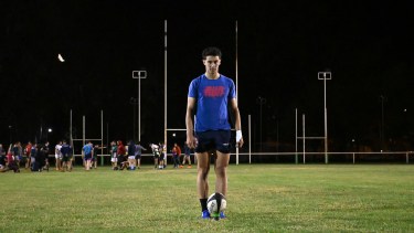 Ignacio ante la cámara de Río Negro en el entrenamiento de Marabunta. El pateador cumple un rol fundamental en el rugby.  Foto: Florencia Salto 