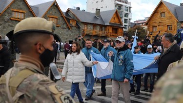 La gobernadora Arabela Carreras junto a excombatientes trasladó la bandera al mástil del Centro Cívico. Foto: Gentileza Gobierno